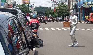 Manusia Silver Makin Marak di Jalanan, Pengemis Model Baru