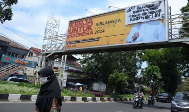 Satpol PP Kota Bandung Tertibkan Ratusan Reklame Ilegal