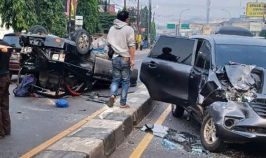 2 Mobil Terlibat Kecelakaan di Ciputat