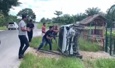 Mobil Kurir Narkoba Terguling Usai Diserempat Petugas