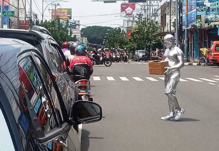 Manusia Silver Makin Marak di Jalanan, Pengemis Model Baru