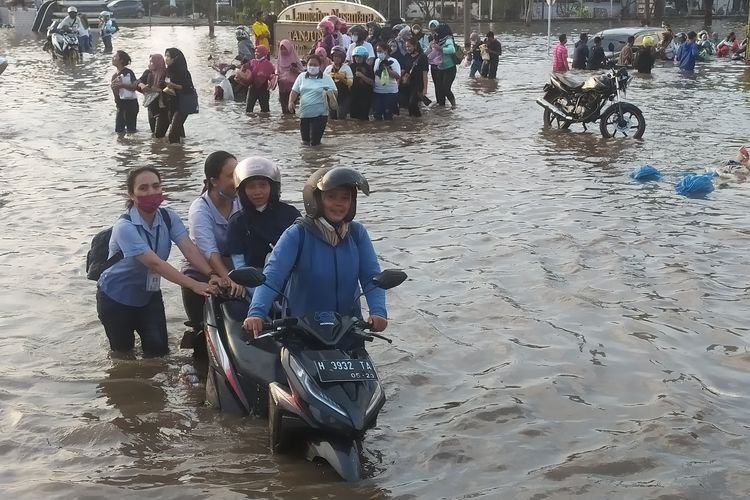 Banjir Rob Di Jalan Pantura, Arus Lalu Lintas Tersendat