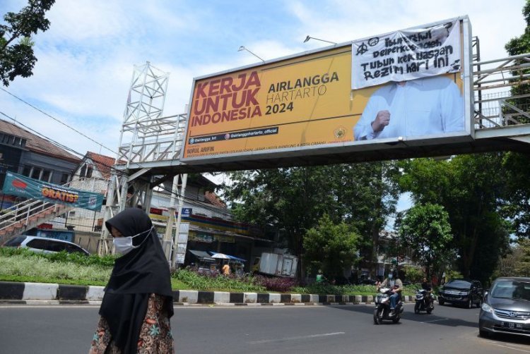 Satpol PP Kota Bandung Tertibkan Ratusan Reklame Ilegal