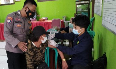 Warga Desa Bunut Berbondong Bondong Mendatangi Kantor Desa Bunut.