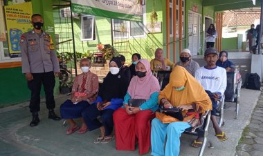 Bhabinkamtibmas dan Puskesmas Roworejo Ajak Masyarakat Negeri Katon Booster