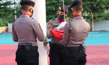 Bintara Muda Sat Samapta Polres Pesawaran Menjadi Pengibar Bendera Hut RI 77