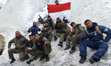 Pendakian Gunung Es Salju Abadi Puncak Soemantri Tanah Papua