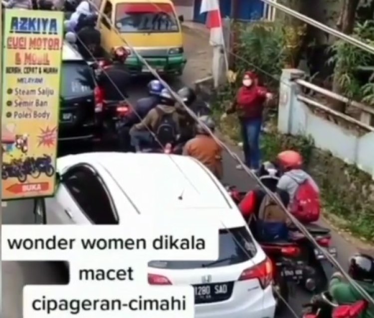 Wonder Woman  Turun Tangan Urai Kemacetan  di Cimahi