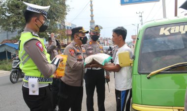 Polres Pesawaran Polda Lampung Salurkan Bansos Kepada Supir Angkot Terdampak Kenaikan BBM