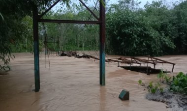 Jembatan Putus Satu Desa Terisolir