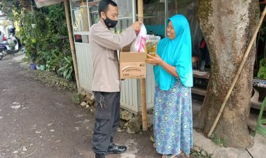 Polsek Cibeureum Berikan Bantuan Sembako Untuk Warga  Pra Sejahtera