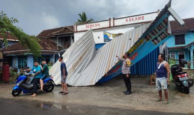Angin Puting Beliung Rusak Beberapa Rumah Warga