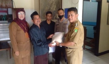 Korban Rumah Roboh Terima Bantuan  Kelurahan Sindang Palay