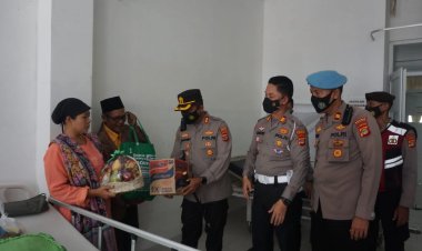 Bentuk Kepedulian Kapolres Pesawaran Bersama PJU Kepada 2 Korban Kakak Beradik Sambaran Petir