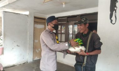 Wujud Kepedulian Bhabinkamtibmas Berikan Sembako Kepada Warga Kurang Mampu