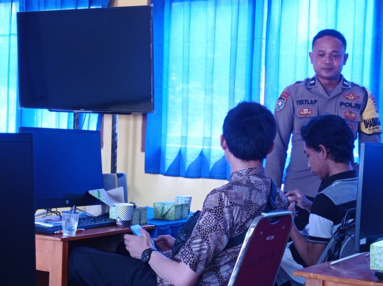 Polisi Hebat, Babinkamtibmas Mengisi Pelatihan Jurnalistik Untuk Pemuda Pesawaran