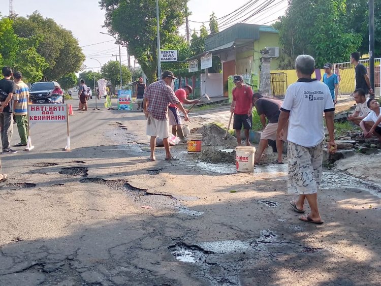 Warga Kel Penurunan bergotong Royong mengecor jalan berlubang di Jl Putri Gading Cempaka dan Jl Fatmawati