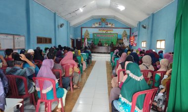 Warga Berbondong-Bondong Datangi Balai Desa Roworejo