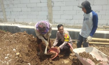 Mempererat Kebersamaan, Bhabinkamtibmas Kerja Bakti Bersama Warga