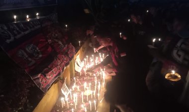 Tabur Bunga dan Nyalakan Lilin Bertuliskan Arema
