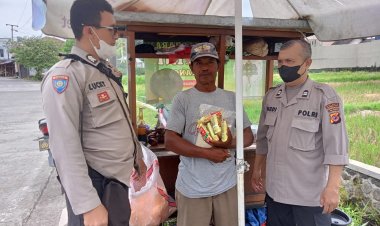 Kanit Binmas Polsek Cibeureum Berikan Bantuan Sembako Kepada Warga