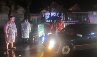 Kapolsek Cireunghas Siagakan Anggota Kontrol Lokasi Banjir