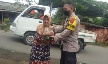 Melalui Bhabinkamtibmas Polsek Cibeureum Bagikan Sembako Untuk Warga Terdampak Banjir