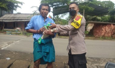 Bhabinkamtibmas Laksanakan Baksos Pemberian Bantuan Beras Dari Kapolsek