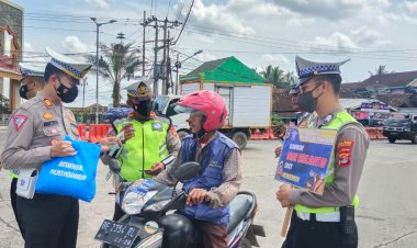 Gelar Operasi Zebra Krakatau 2022, Polres Pesawaran Polda Lampung Bagikan Paket Sembako Kepada Pengendara Tertib Berlalulintas