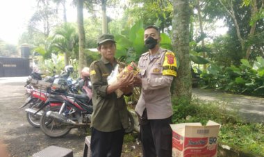 Bhabinkamtibmas Sambangi Juru Parkir Dan Berikan Bantuan Sembako