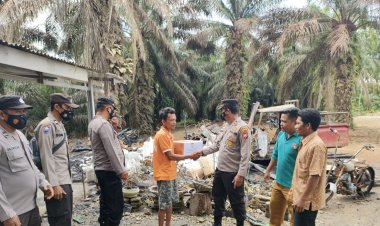 Wujud Kepedulian, Polsek Mukomuko Selatan Bantu Warga Korban Kebakaran