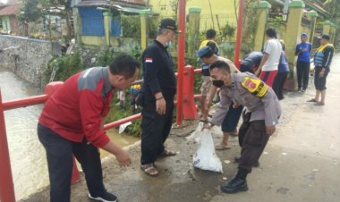 Kapolsek Cibeureum Laksanakan Kerja Bakti Bersama Warga