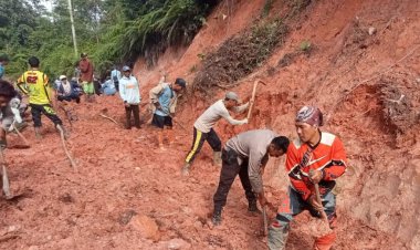 Potret Kekompakan Polisi dan Masyarakat Maje Gotong-royong Bersihkan Jalan Tertutup Longsor