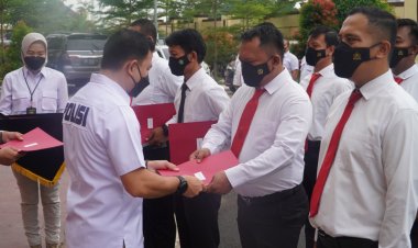 Delapan Anggota Polsek Padang Cermin Polres Pesawaran Polda Lampung Terima Piagam Penghargaan