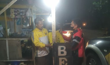 Polsek Cibeureum Bagikan Sembako Untuk Pedagang Kaki Lima