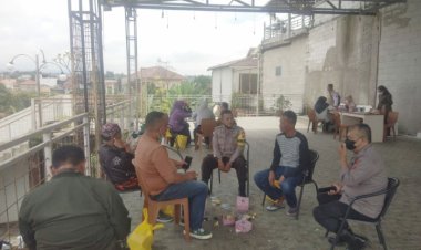 Kanit Binmas Polsek Cibeureum Sambangi Warga, Sampaikan Pesan Kamtibmas