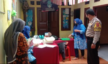Bhabinkamtibmas Datangi Posyandu Guna Monitoring Pelayanan Kesehatan Balita Dan Lansia