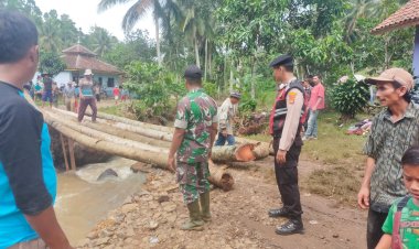 TNI Polri Bersama Warga Gotong Royong Bangun Jembatan