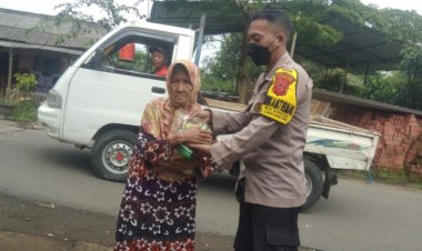 Polsek Cibeureum Bagikan Sembako Untuk Kaum Jompo