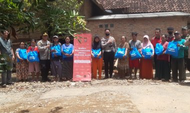 Kapolres Pesawaran Beserta Para PJU, Berikan Bantuan Sembako Bagi Masyarakat Korban Banjir