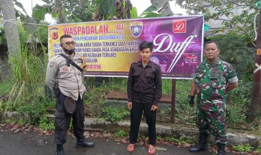 Bhabinkamtibmas Pasang Spanduk Himbauan Kamtibmas