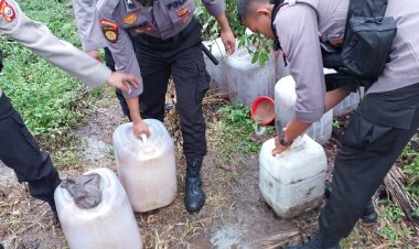 Gerbek Rumah Produksi Miras, Polisi Sita Ratusan Liter Tuak
