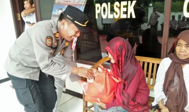 Bentuk Kepedulian Polri, Polsek Cibeureum Bagikan Sembako