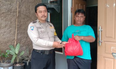 Bhabinkamtibmas Polsek Cibeureum Bagikan Sembako Untuk Warga Tidak Mampu