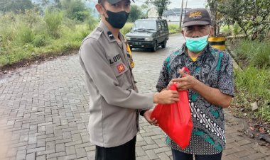 Aksi Bhabinkamtibmas Bagikan Sembako Untuk Warga Binaanya
