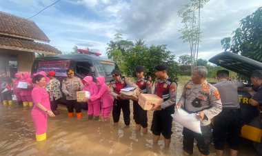 Polres Pesawaran dan Pengurus Bhayangkari Bagikan Paket Sembako Bagi Warga Terdampak Banjir