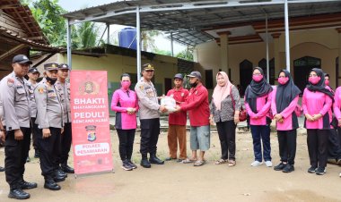 Kapolres Pesawaran dan Pengurus Bhayangkari Pesawaran Kembali Berikan Bantuan Paket Sembako Terhadap Korban Banjir