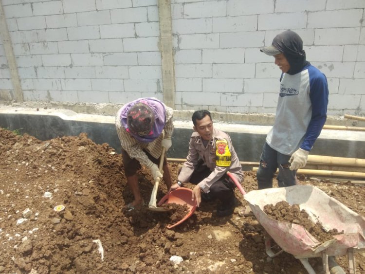 Mempererat Kebersamaan, Bhabinkamtibmas Kerja Bakti Bersama Warga