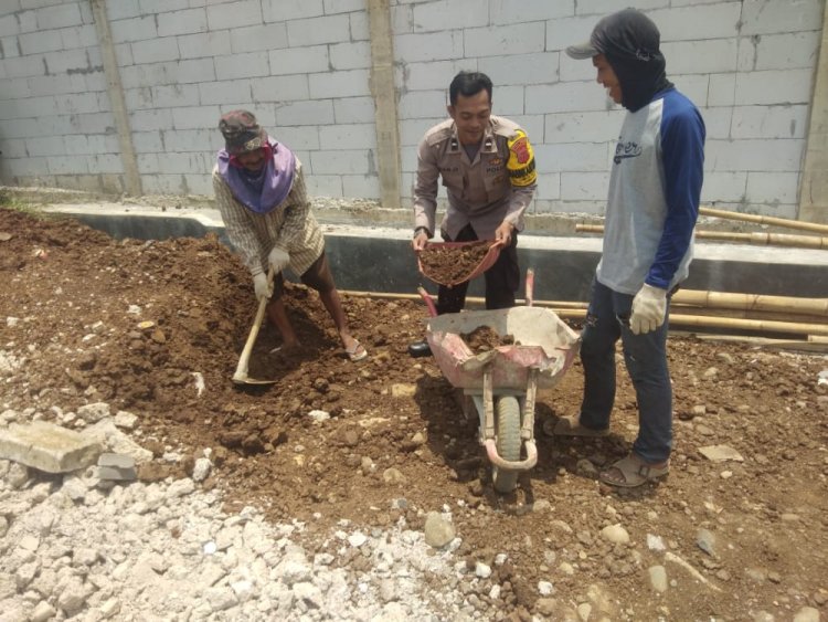 Mempererat Kebersamaan, Bhabinkamtibmas Kerja Bakti Bersama Warga