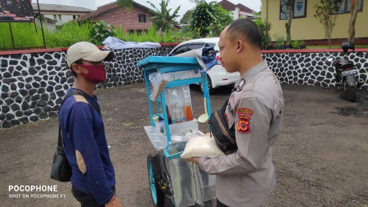 Polsek Kebonpedes bagikan sembako dari Kapolres Sukabumi Kota